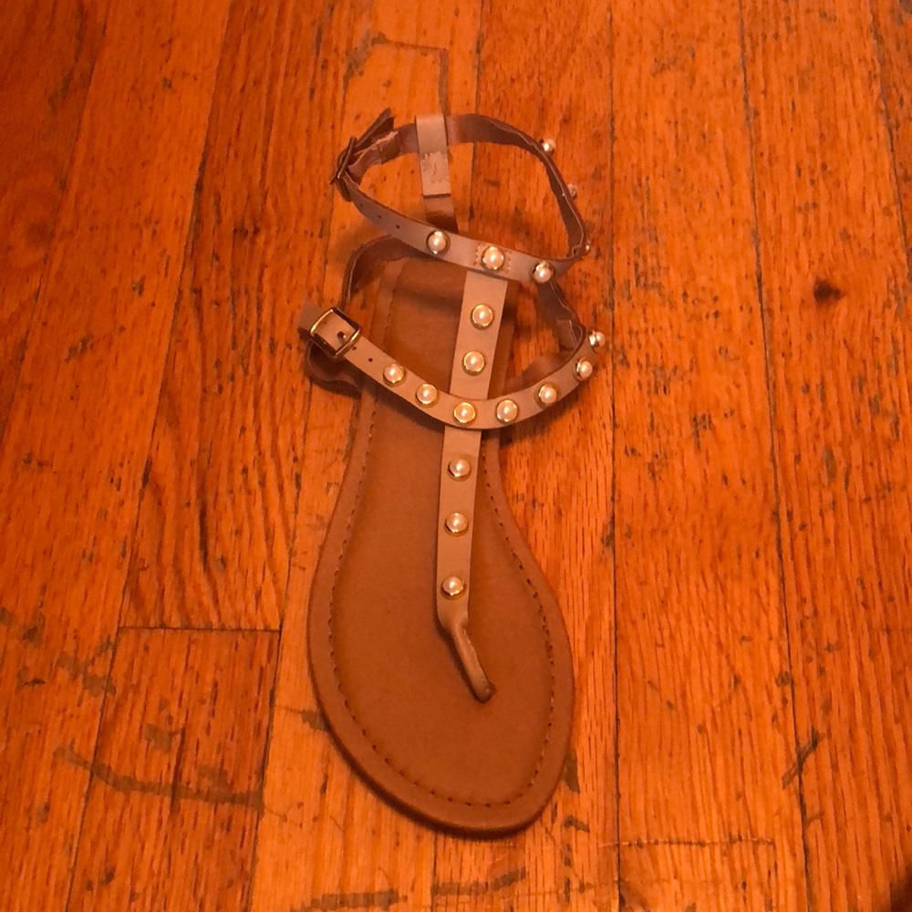 Strapped sandals with pearl designs